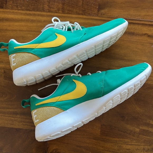 Nike Roshe Athletic Shoes - Picture 5 of 8
